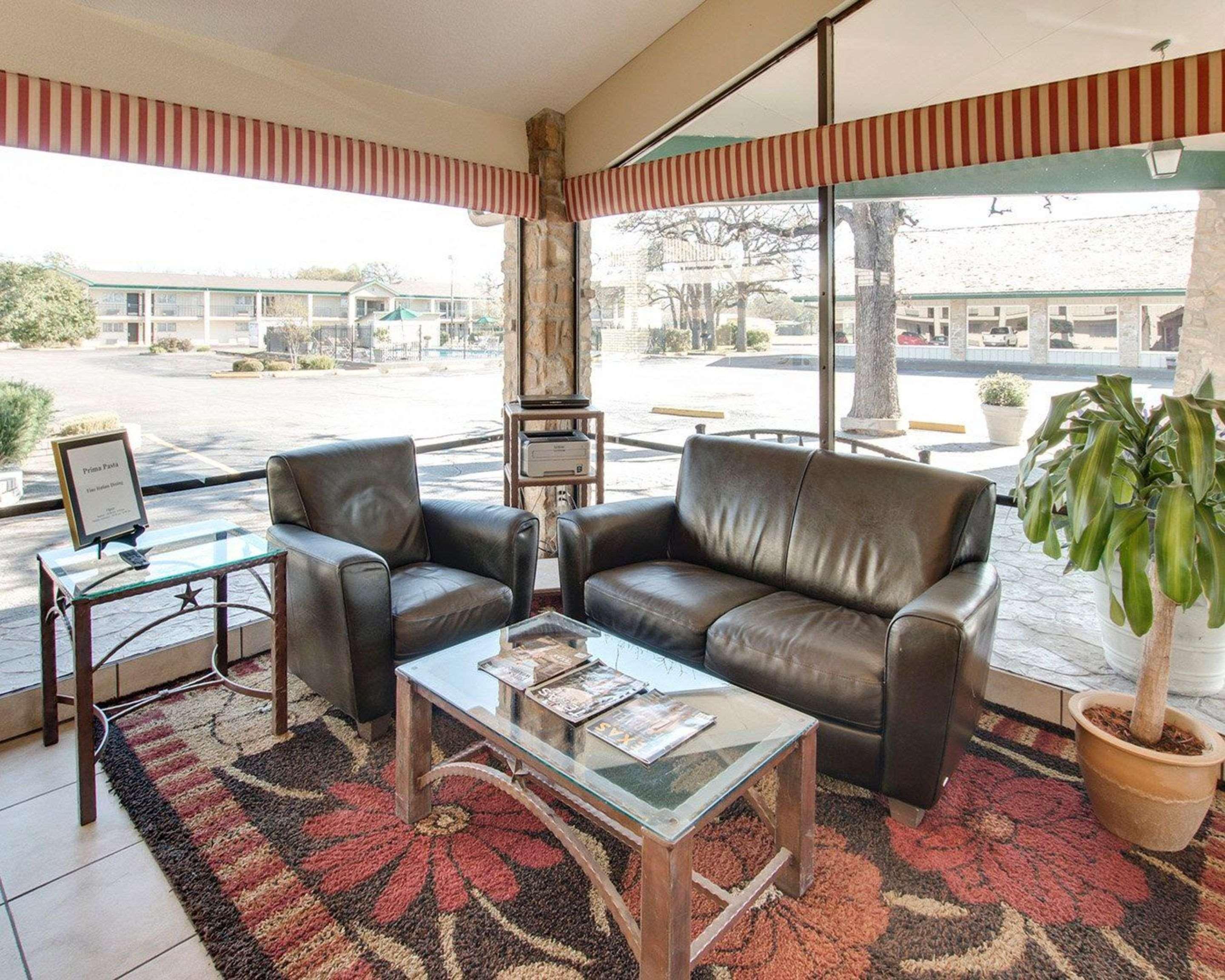 Days Inn By Wyndham Gatesville Bagian luar foto
